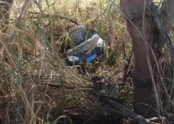 Motorista perde o controle da dire��o na Rodovia Comandante Jo�o Ribeiro de Barros e carro cai em ribanceira, em Irapuru