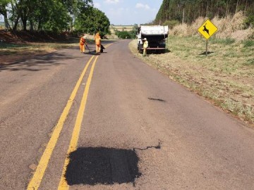 Prefeitura de Osvaldo Cruz e DER fazem tapa buracos na vicinal de Sagres