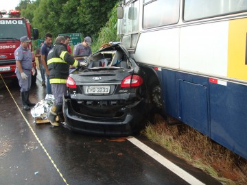 Acidente entre �nibus e carro mata mulher e fere outras quatro pessoas em Parapu�
