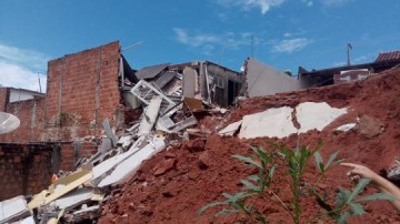 Desabamento de muro e interdio de residncias no Conjunto Habitacional Alberto Lang em Osvaldo Cruz