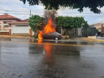 Mulher e crianas saem ilesas de carro em chamas em Tup