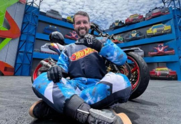 Beto Carrero suspende show e vai investigar acidente ap�s morte de piloto de Adamantina em apresenta��o