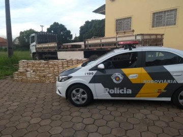 Pol�cia Rodovi�ria descobre fundo falso em assoalho de caminh�o e apreende mais de 670 kg de maconha