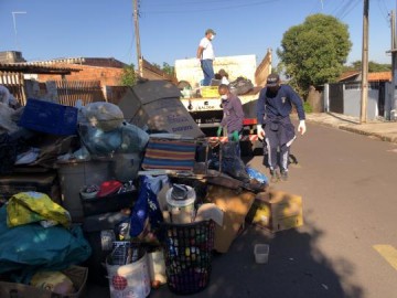 Secretaria de Sa�de de Osvaldo Cruz realiza opera��o de limpeza em im�vel de acumuladores ap�s ordem judicial