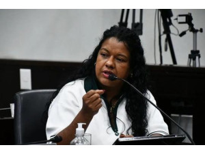 Vereadora de Ara�atuba registra boletim contra radialista por inj�ria racial e persegui��o