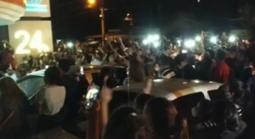 V�DEO: Multid�o vai a sepultamento de pastor que disse que ressuscitaria ap�s tr�s dias e tenta impedir sepultamento