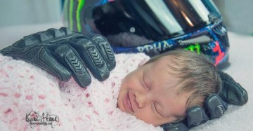 Foto de rec�m-nascida com luvas do pai falecido comove a internet