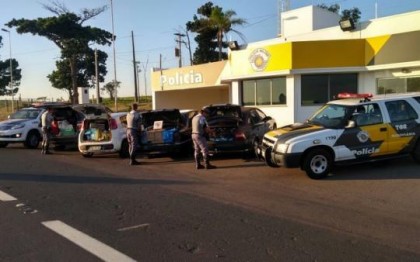 Mercadorias do Paraguai estavam divididas nos ve�culos, que foram abordados na SP-270 (Foto: Pol�cia Militar Rodovi�ria/Divulga��o)