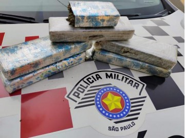 Pol�cia Militar em Adamantina prende duas mulheres por tr�fico de drogas e apreende 6 tijolos de maconha