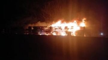 Carreta pega fogo ap�s motorista perder controle e tombar ve�culo em rodovia de Assis