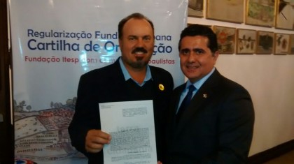 Prefeito Edmar Mazucato ao lado do Diretor Executivo da Fundao ITESP, Marco Pilla, durante assinatura de termo de compromisso para regularizao de lotes urbanos junto ao Itesp em So Paulo).