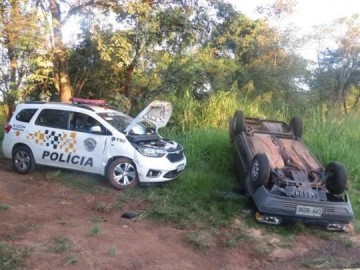 Homem b�bado atropela policiais rodovi�rios em Dracena