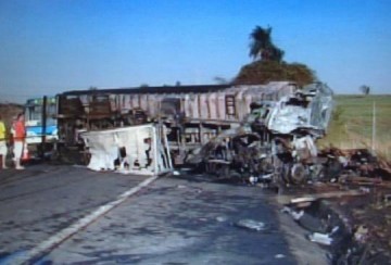 Acidente mata duas pessoas em Clementina