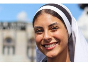 Freira que chamou a aten��o pela beleza j� foi miss e hoje leva vida discreta