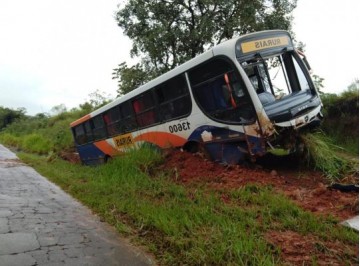 �nibus com trabalhadores rurais sofre acidente na vicinal entre Sagres e a Rodovia Assis Chateubriand e faz cinco v�timas