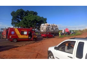 Acidente deixa carga de recicl�veis espalhada na pista entre In�bia e Osvaldo Cruz