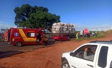 Acidente deixa carga de recicl�veis espalhada na pista entre In�bia e Osvaldo Cruz