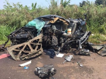 Batida frontal entre carro e carreta provoca uma morte na Rodovia da Integra��o