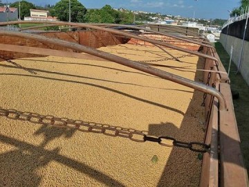 Polcia localiza cerca de 40 kg de cocana em carga de soja e botijo