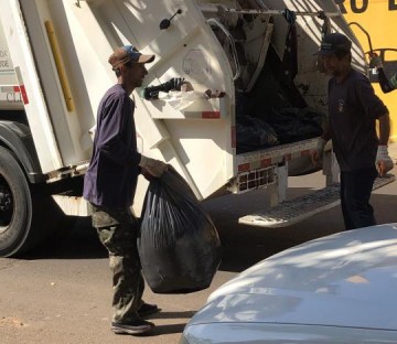 Prefeitura for�a-tarefa para recolhimento de sacos com folhas em Osvaldo Cruz