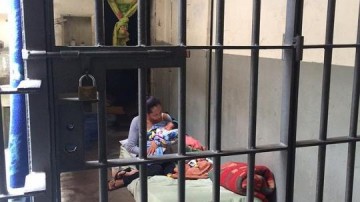 Beb� de 3 dias est� detido em cela de 2 metros com a m�e