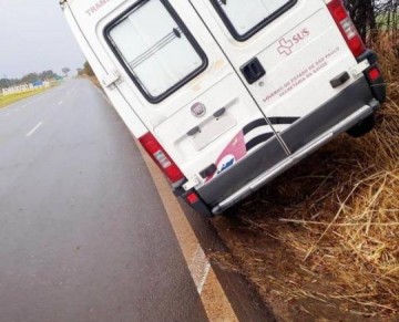 Ambul�ncia aquaplana na Rodovia Comandante Jo�o Ribeiro de Barros e fica encavalada no acostamento