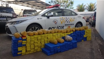 Ap�s fugir da PM Rodovi�ria por 31 quil�metros, homem � preso na SP-294 com 319kg de drogas no carro