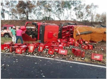 Caminh�o carregado com cerveja tomba na Rodovia Homero Severo Lins