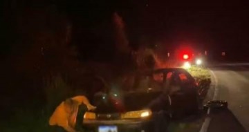 Homens morrem atropelados ao trocar pneu de carro �s margens de vicinal em Pen�polis