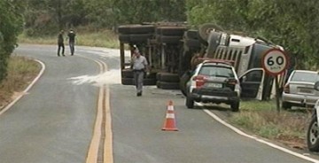 Acidente em Junqueir�polis mata um e deixa 24 feridos