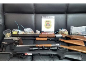 Pol�cia apreende arsenal com seis armas e muni��es em casa de investigado por viol�ncia dom�stica em Dracena