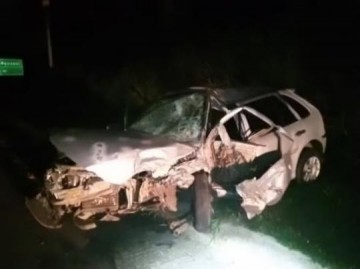 Mulher fica gravemente ferida aps coliso entre dois carros e uma picape na rodovia Comandante Joo Ribeiro de Barros, em Flrida Paulista