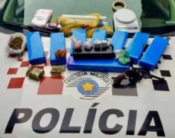 Jovem de 22 anos � preso pela PM na regi�o, com grande quantidade de drogas, arma e muni��es