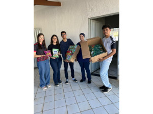 Alunos da Etec Amim Jundi arrecadam 300 pacotes de macarr�o em trote solid�rio e doam a institui��es de Osvaldo Cruz