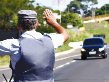 Homem carrega porcos ilegalmente e acumula infra��es