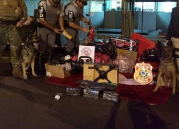 Fiscaliza��o apreende pistola de 9 mm, drogas e produtos contrabandeados do Paraguai; dois casais s�o presos em flagrante