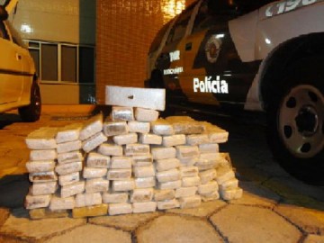 Pol�cia encontra maconha escondida nos bancos e lataria de ve�culo