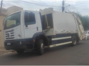 Coletores de lixo em Luclia encontram feto no caminho de coleta
