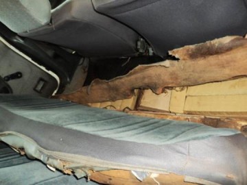 Pol�cia encontra cerca de 50 kg de maconha em carpete e lataria de carro