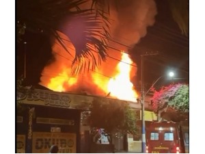 Mulher pode ter provocado incndio criminoso que destruiu lojas no centro de Osvaldo Cruz