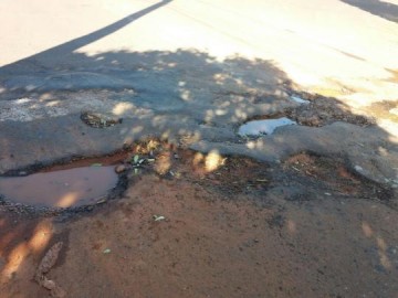 Moradora reclama de buracos na M�rio Mazaro
