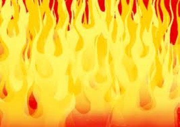 Carga de caminh�o pega fogo e incendeia pastos