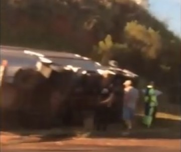 V�DEO: Caminh�o carregado com osso e autom�vel batem pr�ximo ao trevo do pres�dio na SP-294 em Osvaldo Cruz