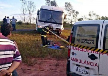 Acidente entre um �nibus e o carro mata um homem em Junqueir�polis