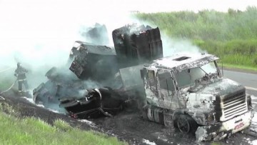 Carreta carregada de celulose pega fogo na SP-294 em Fl�rida Paulista