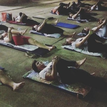 Professores da EE Maria Aparecida Lopes participam de aula de Yoga