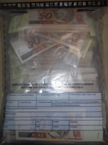 Passageiro de �nibus � preso em flagrante com R$ 64 mil em notas falsas