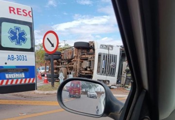 Pol�cia Rodovi�ria registra tombamento de caminh�o de lixo na vicinal Roberto Romanini