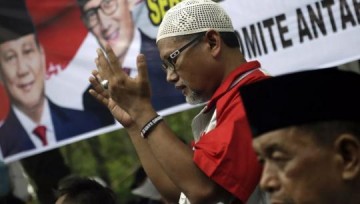 Contagem manual de milh�es de votos deixa 272 pessoas mortas