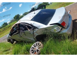 Motorista morre em capotamento na Raposo Tavares em Martin�polis